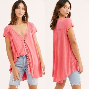 fp M Highland Button Front Y Neck Short Sleeve Oversized High Low Smocked Tee